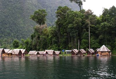 Südostasien, Thailand: Metropolen, Dschungel und Palmenstrände - schwimmende Hütten auf dem Ratchaphrapha-See